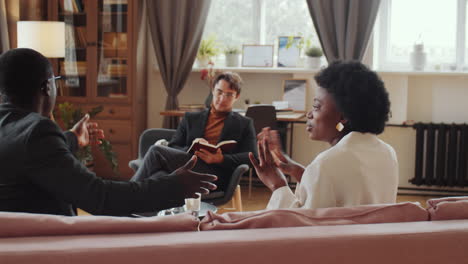 una pareja afroamericana discutiendo en una sesión con un terapeuta