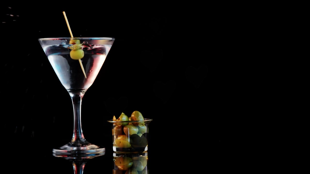 Animación de corazones flotando sobre una copa de martini en un fondo negro.