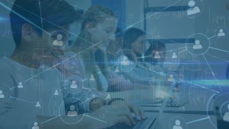 animación del procesamiento de datos en diversos escolares que utilizan portátiles