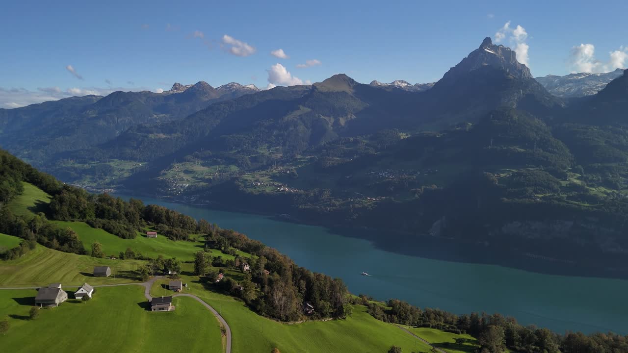 Splendida vista aerea di un lago nelle Alpi svizzere