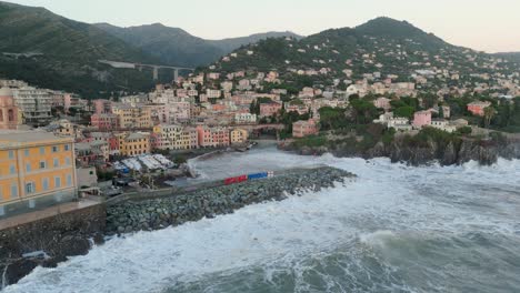 Puerto-Residencial-De-La-Ciudad-De-Génova-Con-Muelle-Rompiendo-Las-Olas-Del-Mar-Entrantes