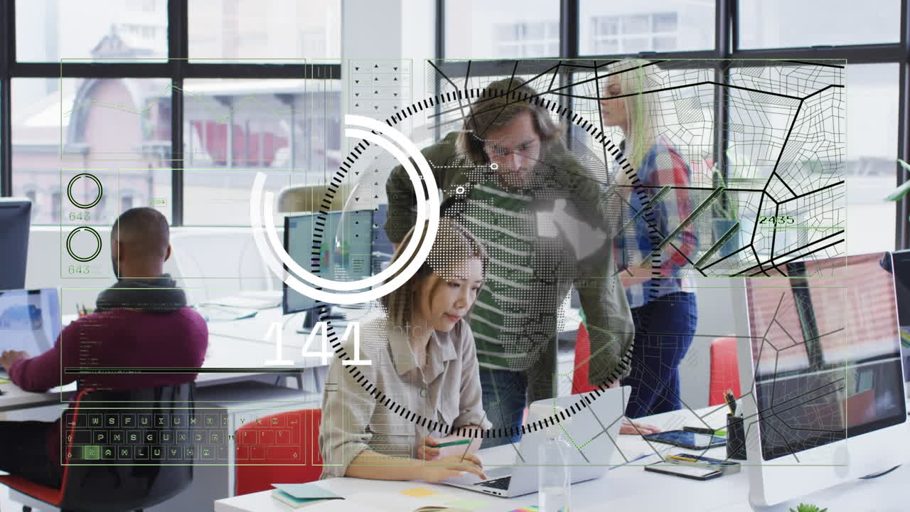 animación del procesamiento de datos sobre diversos colegas masculinos y femeninos discutiendo en la oficina