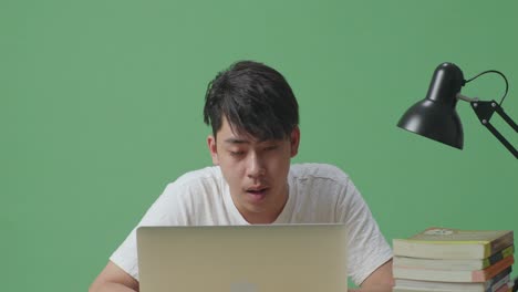 노트북 에서 일 하는 피곤 한 학생