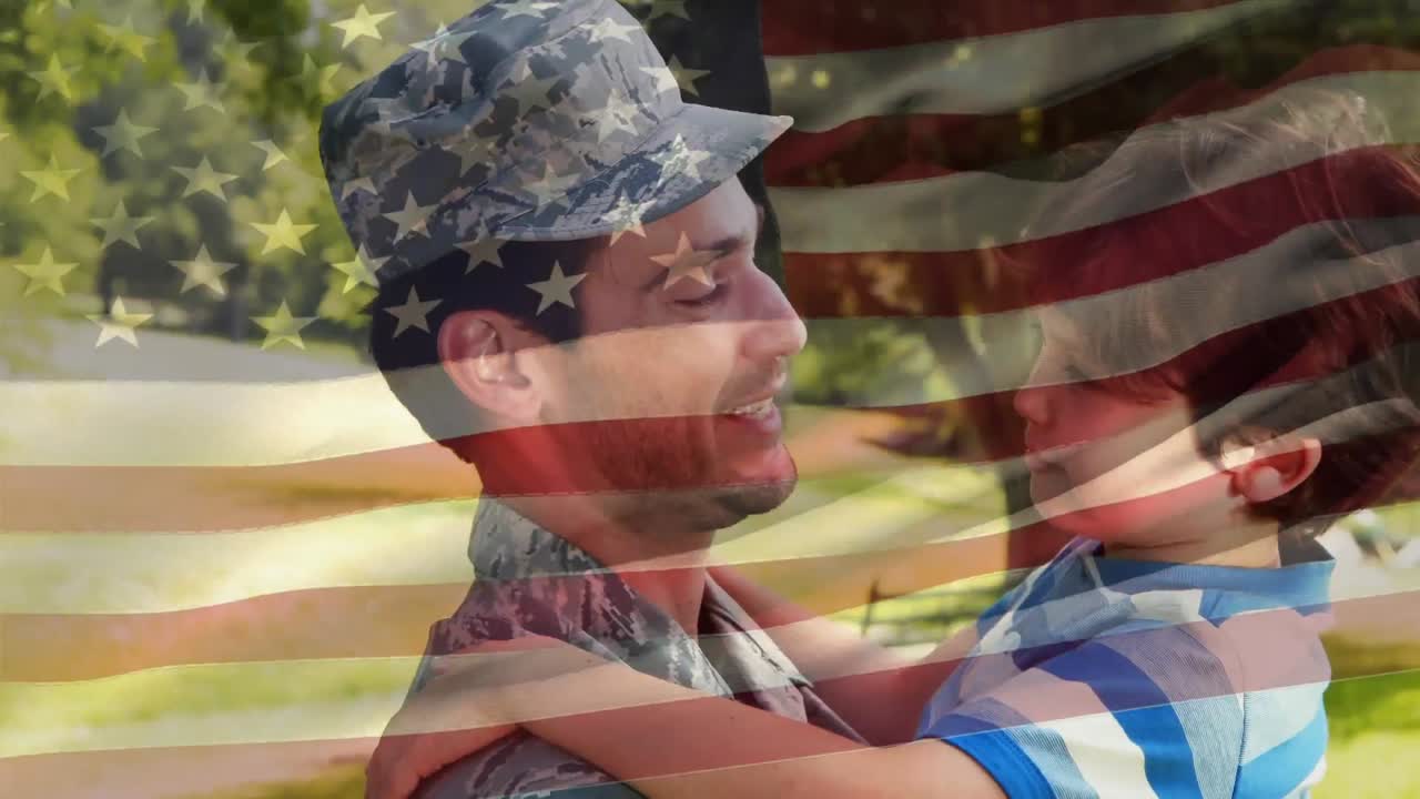 soldado cargando a su hijo