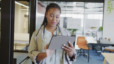 Glückliche-Afroamerikanische-Geschäftsfrau,-Die-Im-Büro-Ein-Tablet-Verwendet,-In-Zeitlupe