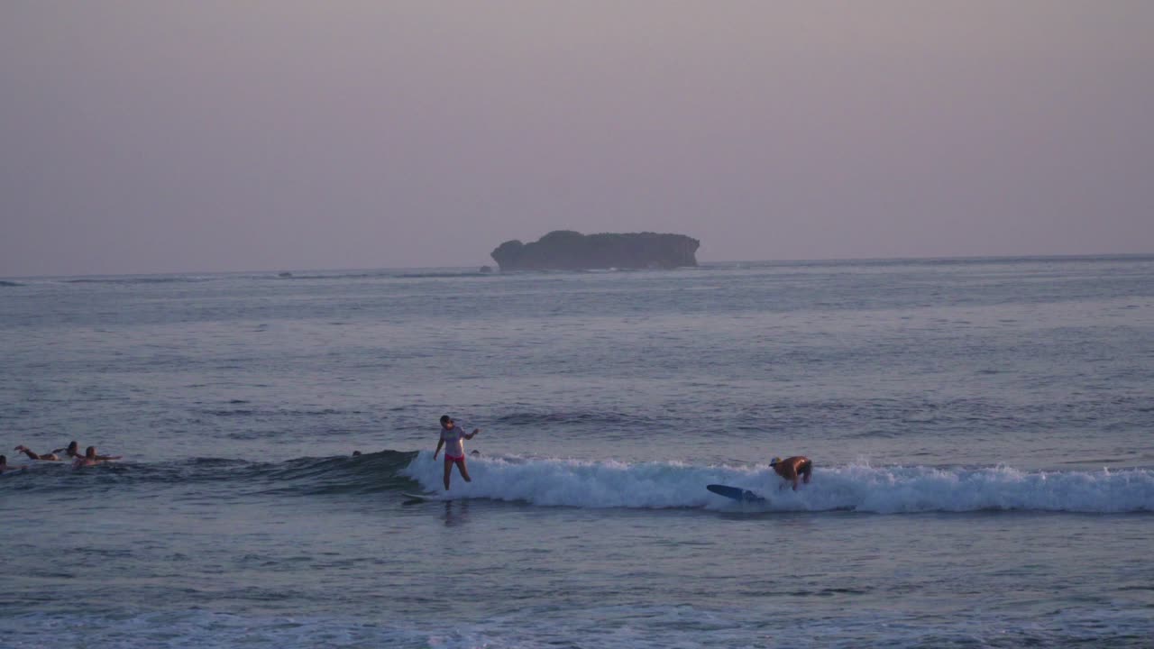surfear en una playa tropical al amanecer o al atardecer
