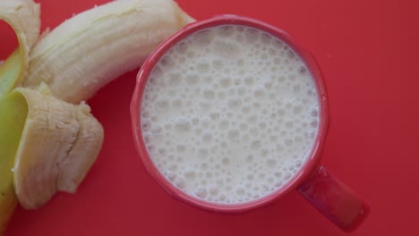 batido de plátano en una taza roja