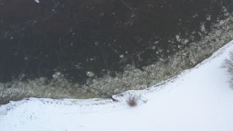 Luftaufnahme-Des-Eises,-Das-In-Einem-Kalten-Winter-Im-Fluss-Fließt