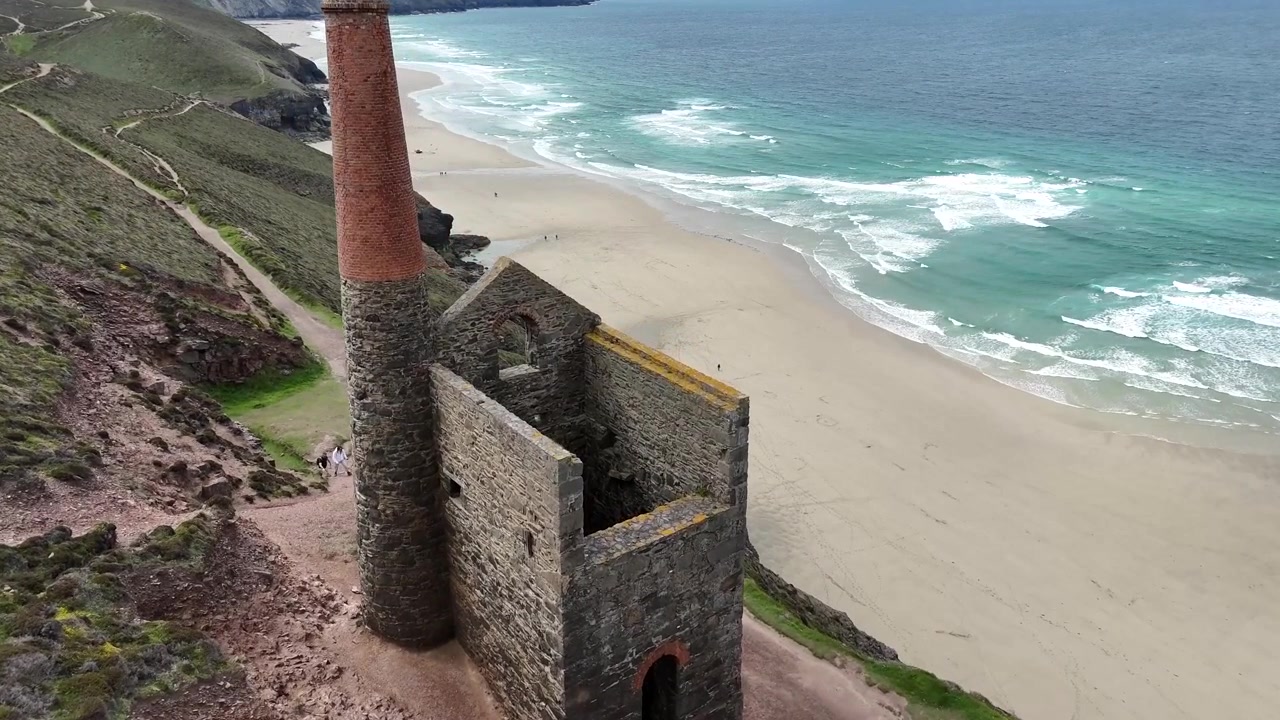 Droneoptagelser fra luften af ikoniske Wheal Coates, der ligger over Chapel Porth strand. Cornwalls berømte klippeside-tinmine-ruiner fanget i filmiske detaljer.