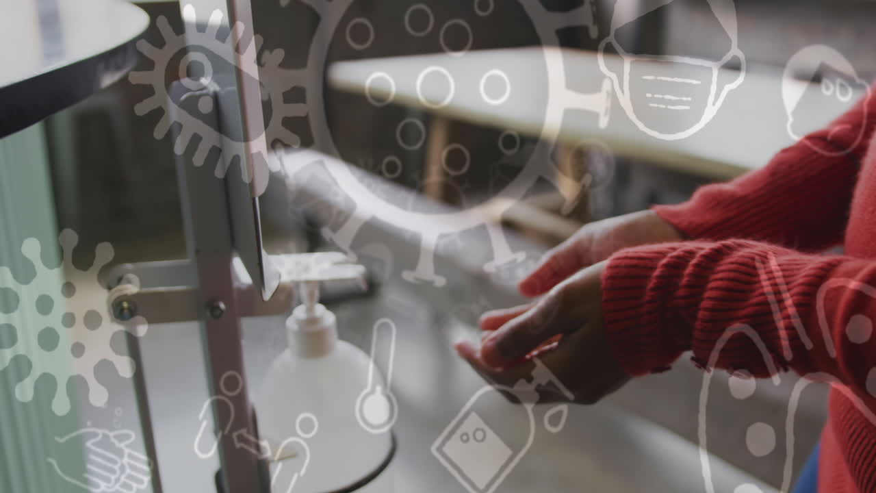 animación de células de covid 19 e iconos sobre una mujer biracial desinfectando sus manos