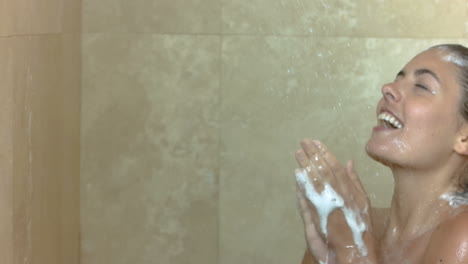 una morena se ducha en cámara lenta.