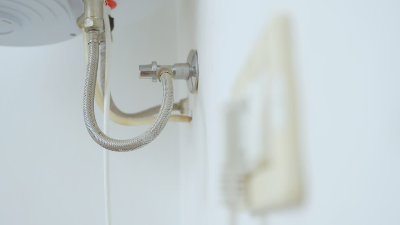 cambio de enfoque, enchufe enchufado en el enchufe eléctrico a la manguera de suministro de agua y la válvula