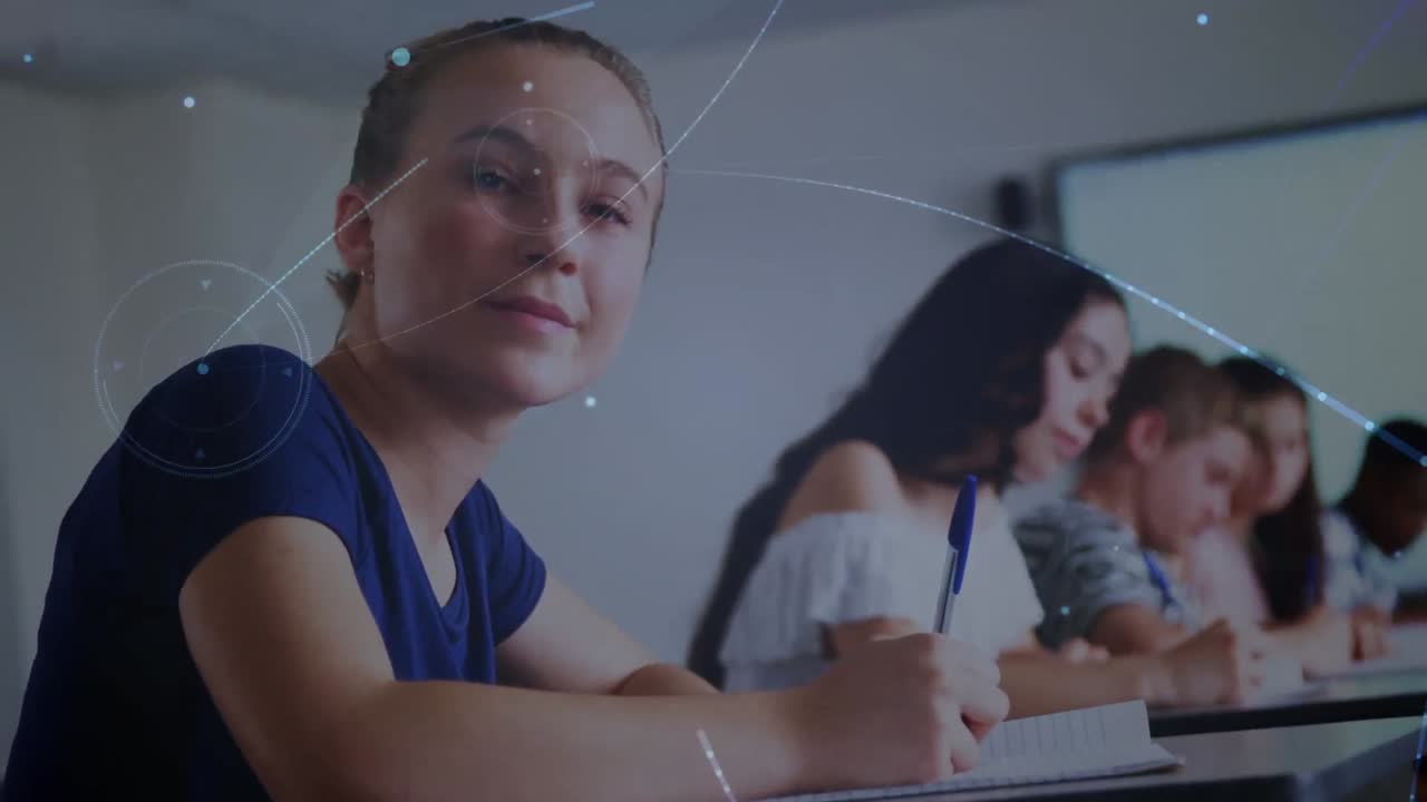 Nettverk av forbindelser mot et portrett av en kaukasisk jente som studerer og smiler på universitetet.