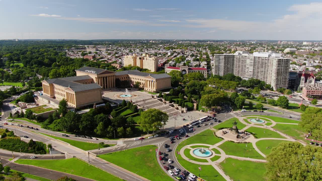 펜실베니아 필라델피아 미술관, 주거 지역, 벤 프랭클린 파크웨이, 스카이라인을 보여주는 공중 회전