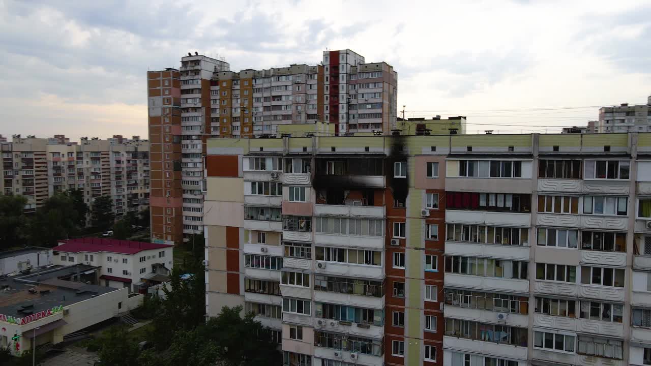 vista aérea alrededor de un edificio antiguo, con apartamentos quemados, en un distrito pobre del gueto de kiev, día nublado, en kiev, ucrania - órbita, disparo de drone
