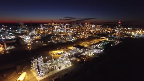 Excelente-Antena-Sobre-Enorme-Refinería-De-Petróleo-Industrial-En-La-Noche