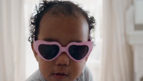 Lustiges-Baby-Mit-Sonnenbrille,-Glückliches-Kleinkind,-Das-Spaß-Hat,-Süßes-Kleinkind,-Das-Zu-Hause-Albernen-Humor-Genießt,-4k