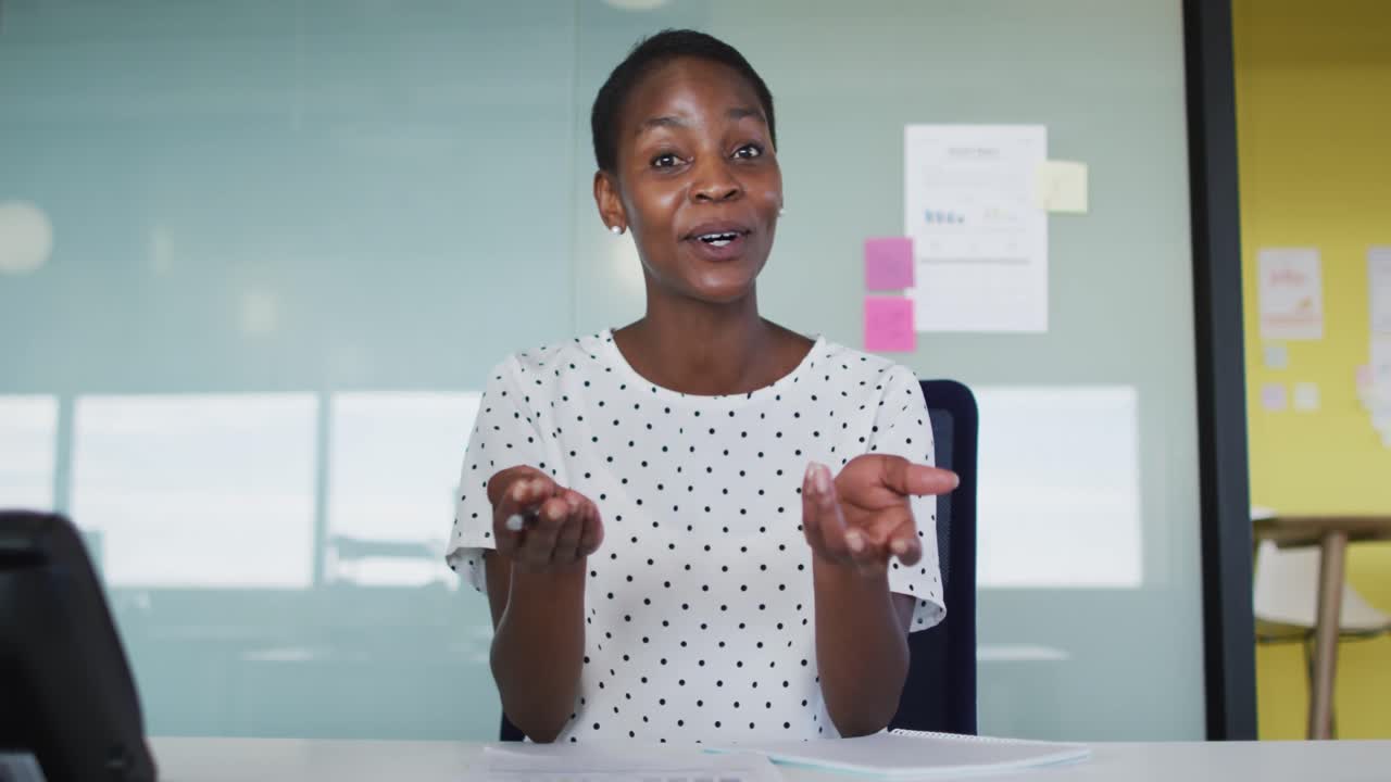 Femme d'affaires afro-américaine discutant affaires devant la caméra