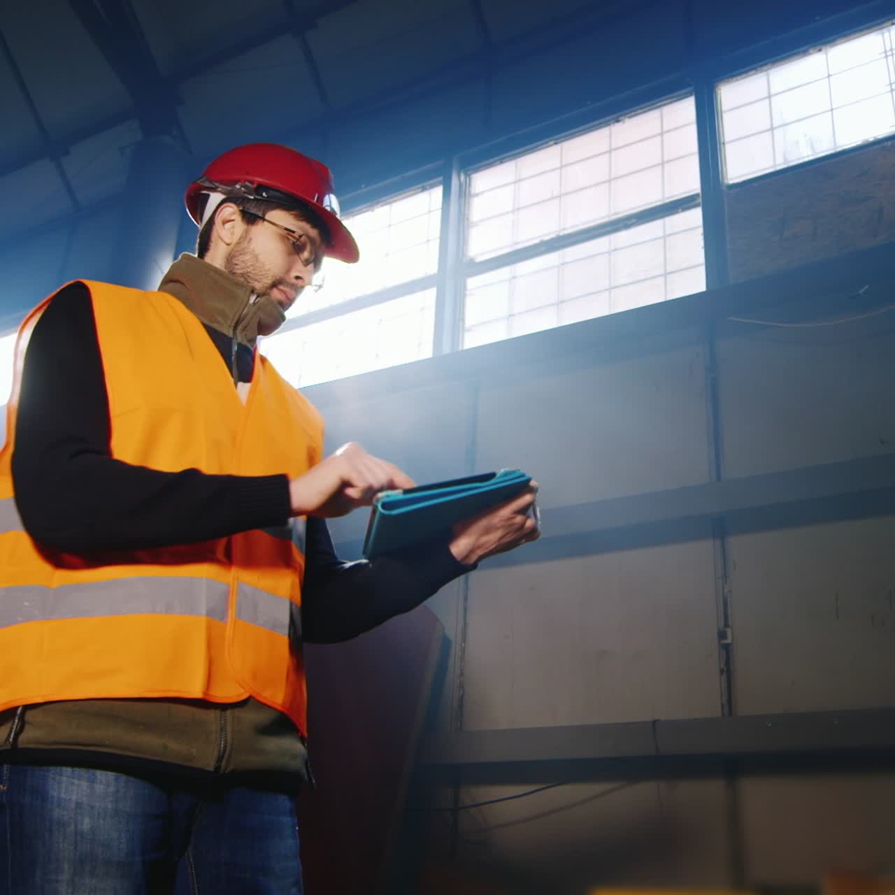 ingeniero trabaja en un almacén y usa una tableta 1