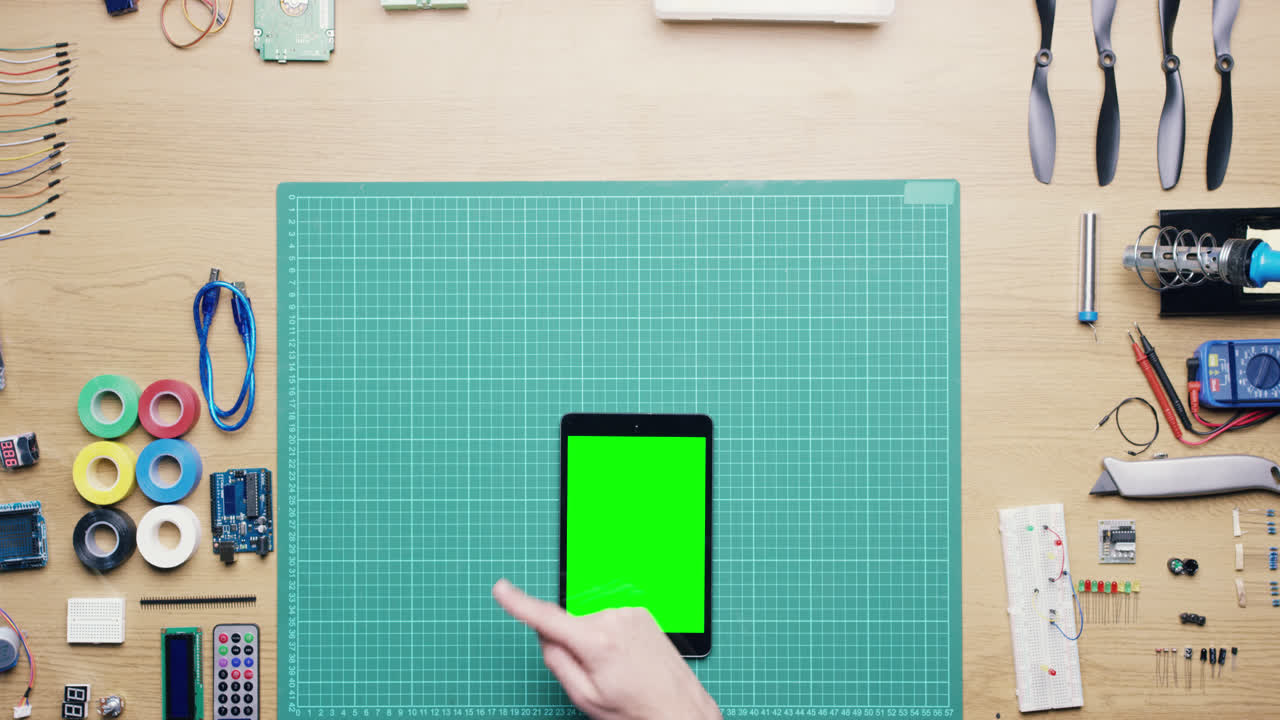 위에서 테크니션의 손이 책상에서 일하는  ⁇  - 빨간 서사시 드래곤