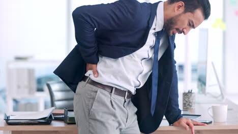 hombre de negocios con dolor de espalda hablando por teléfono