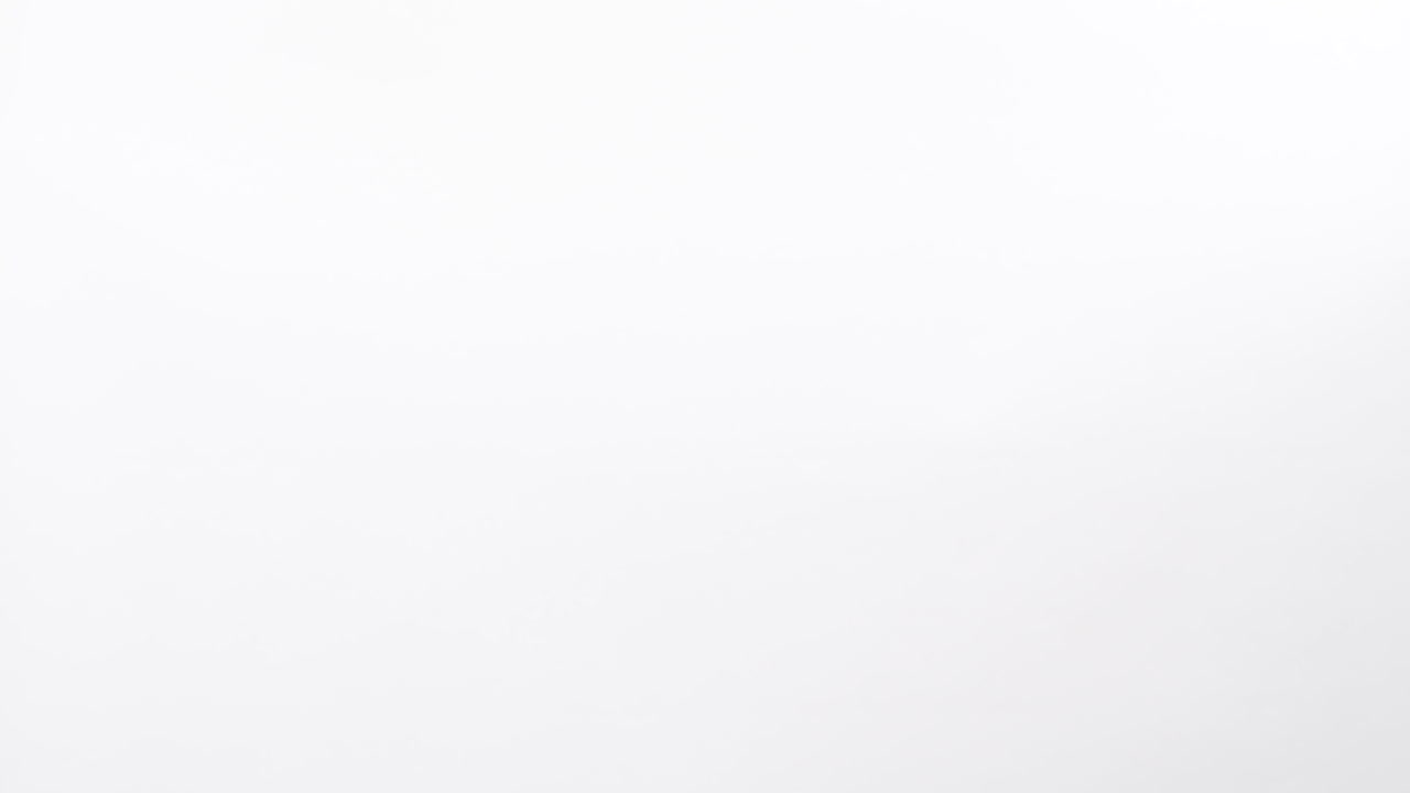 primer plano de una mujer haciendo gestos con un brazo tocando un fondo de estudio blanco con espacio de copia para colocar un texto para un anuncio