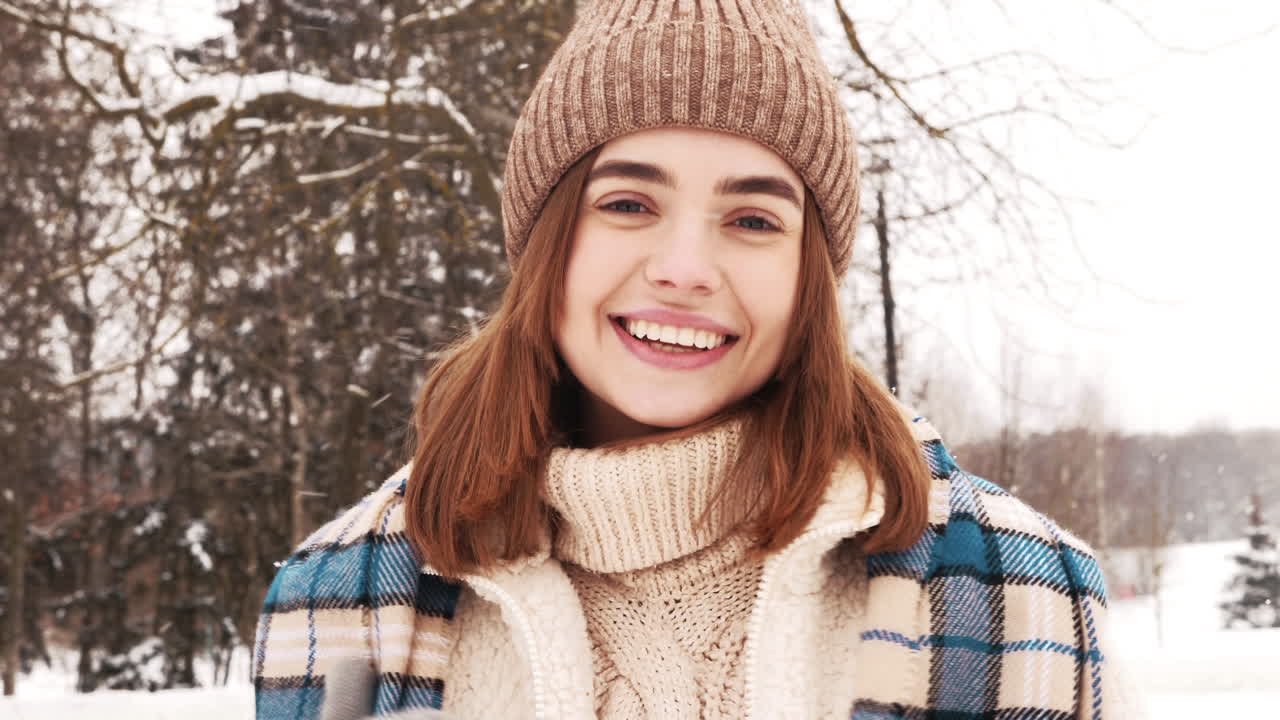 눈이 내리는 날을 즐기는 여자