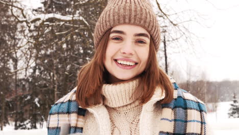 una mujer disfrutando de un día de nieve.