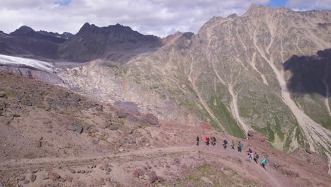 excursionistas en un sendero de montaña