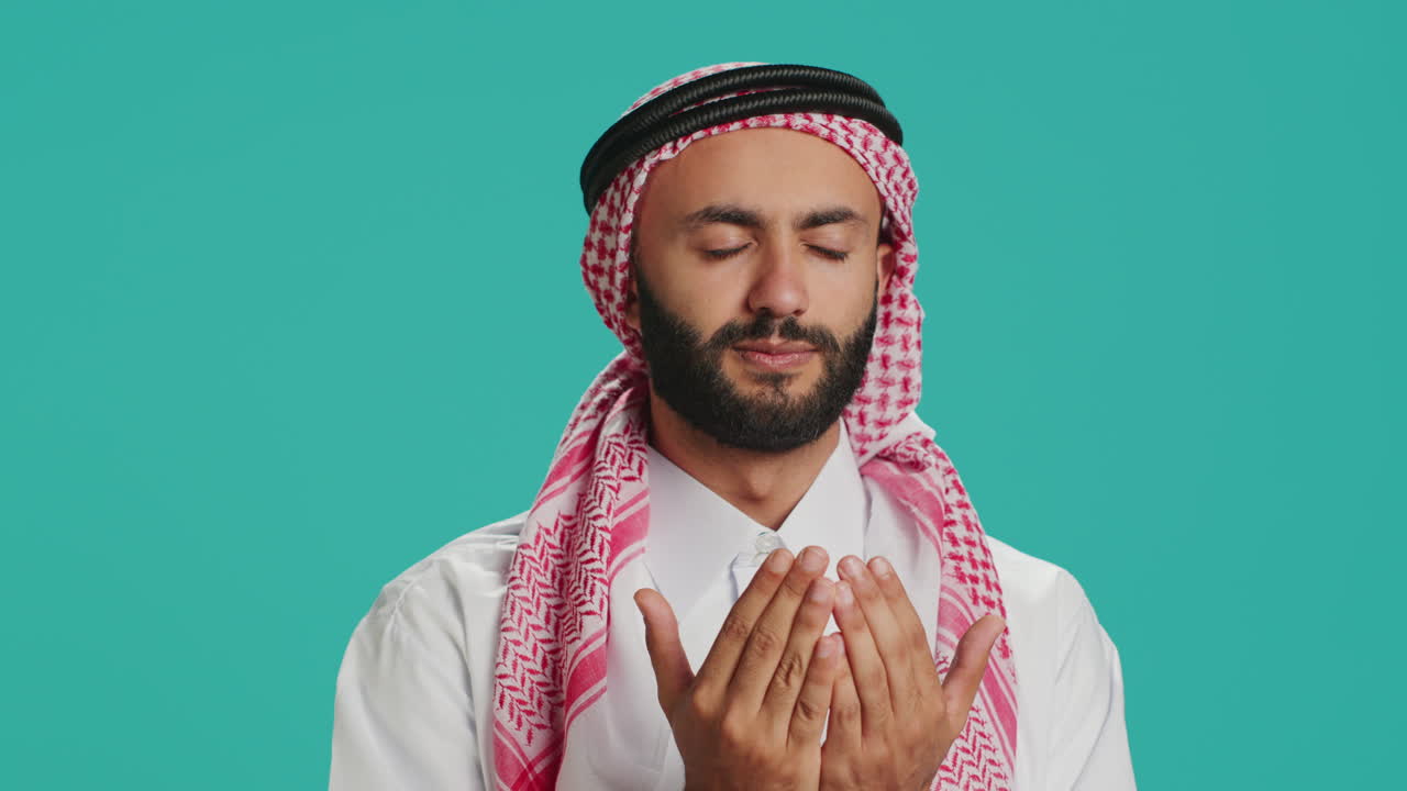 Persona musulmana che prega Allah davanti alla telecamera