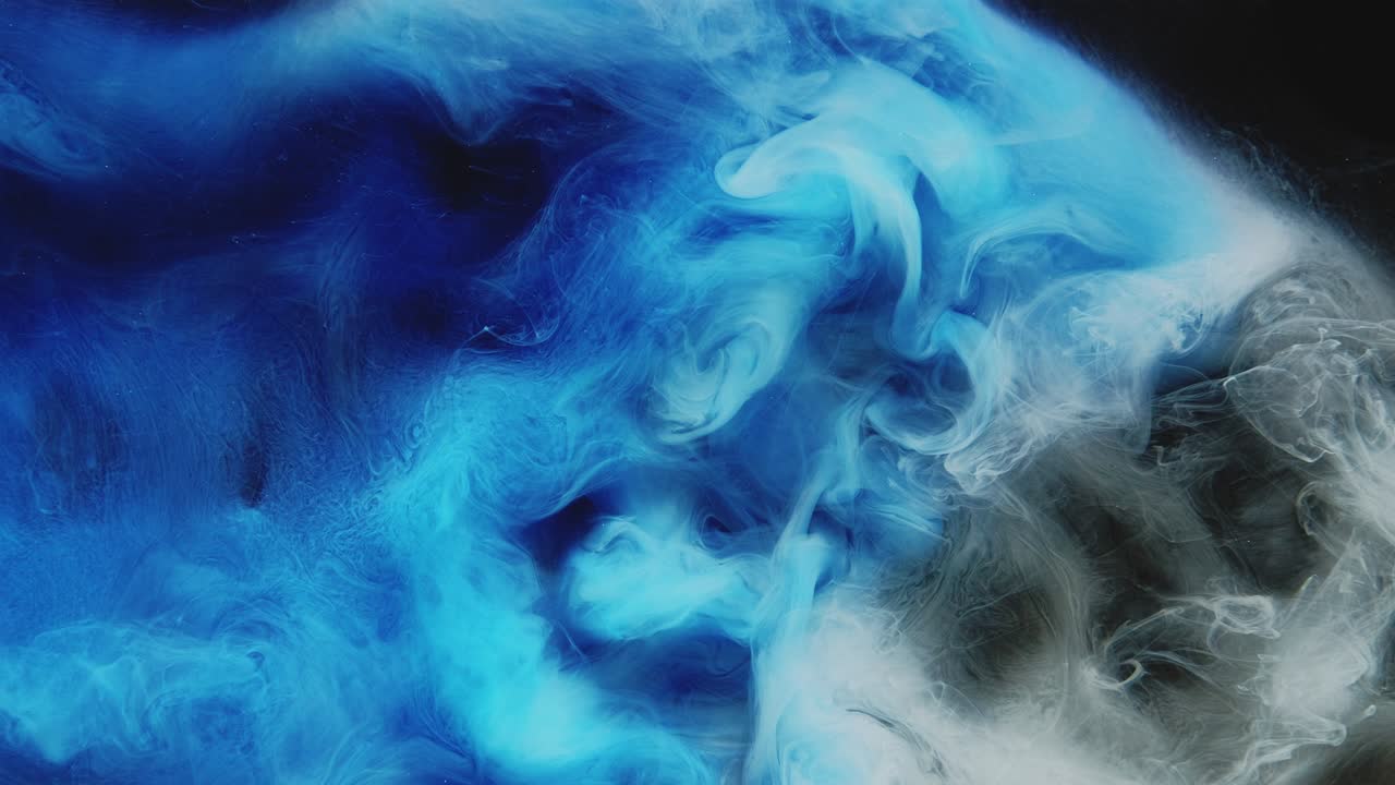 Inchiostro in acqua, intro logo, nuvola di foschia blu e bianca