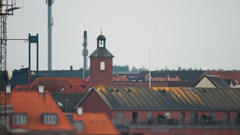 techos y torres en el puerto de la ciudad de hirtshals
