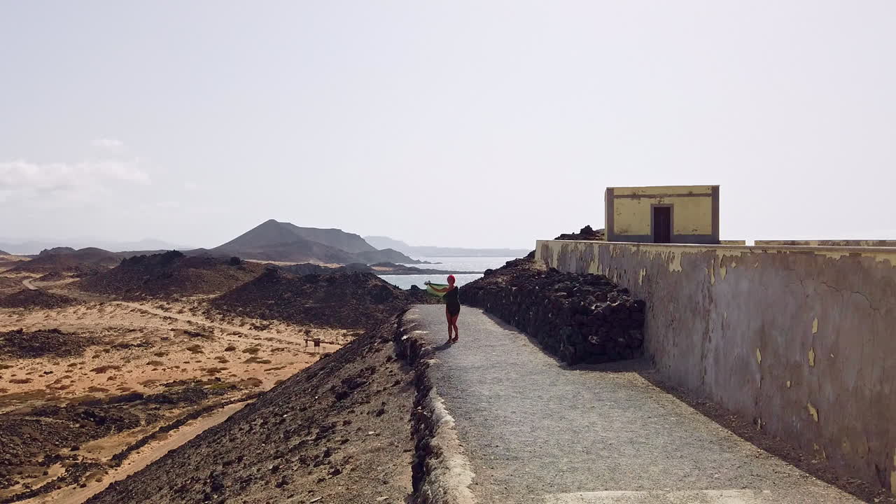 mujer está admirando la vista panorámica de la isla de los lobos en tiempo soleado