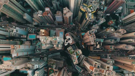 Filmische-Drohnenaufnahme-Einer-Stadt-Mit-Vielen-Wolkenkratzern-Am-Tag