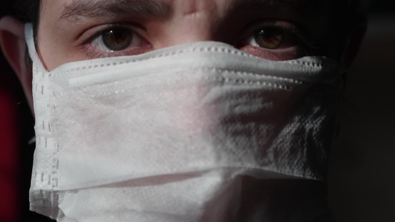 Primo piano di una persona che indossa una mascherina protettiva medica