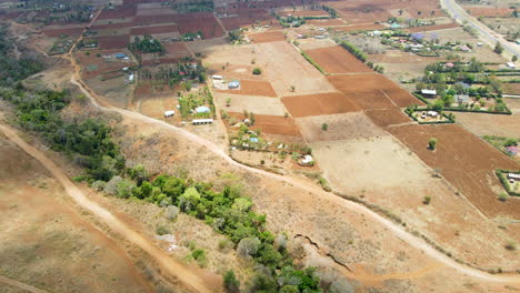 pluma abajo de granjas y edificios en un hermoso paisaje rural en kenia