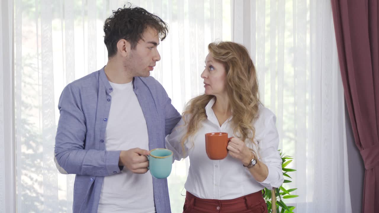 엄마가 성인 아들과 대화를 나누고 있습니다.