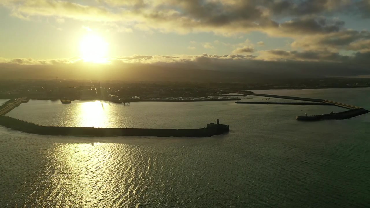 Dun Laoghaire Havn, solnedgang, drone i kredsløb, solnedgang