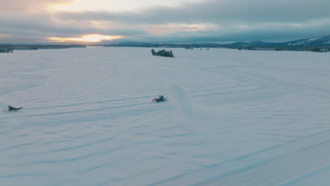 Norbotten-Tractor-Soplador-De-Nieve-Preparando-Una-Gran-Pista-De-Conducción-De-Hielo-Vista-Orbital-Aérea