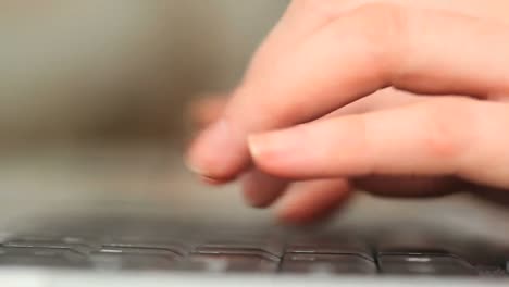 manos femeninas escribiendo