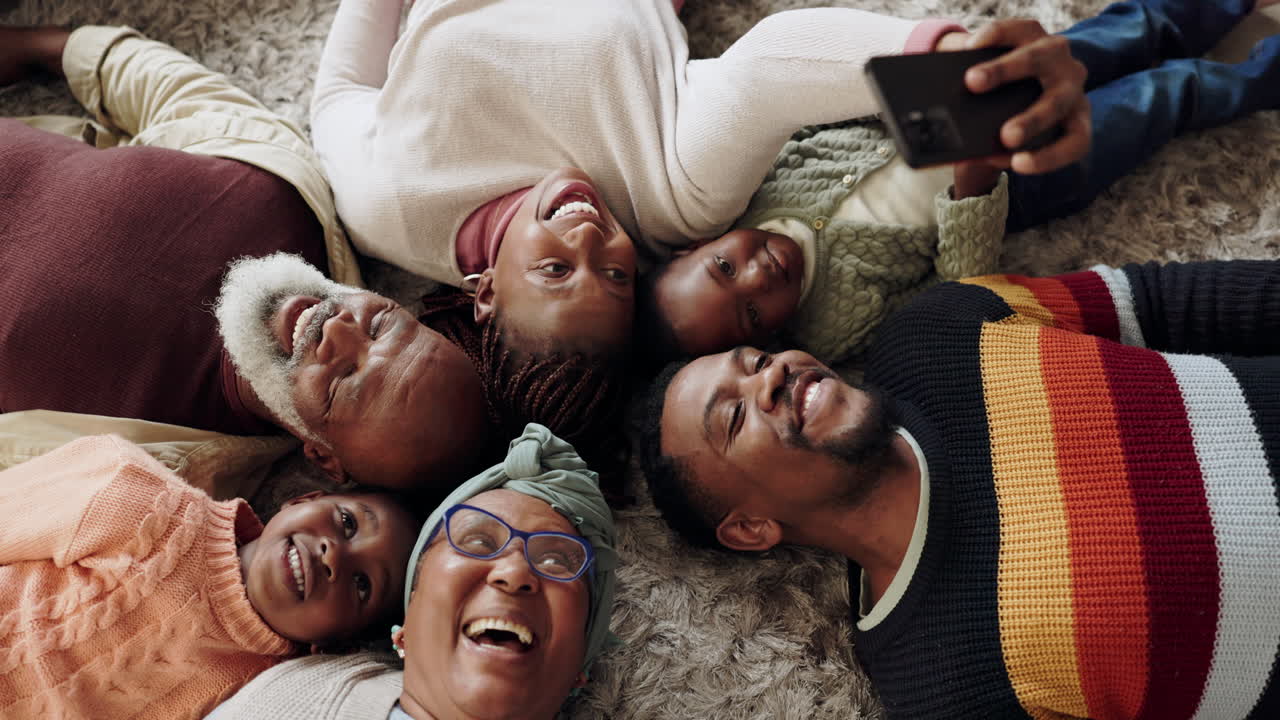 selfie de una familia negra feliz con niños