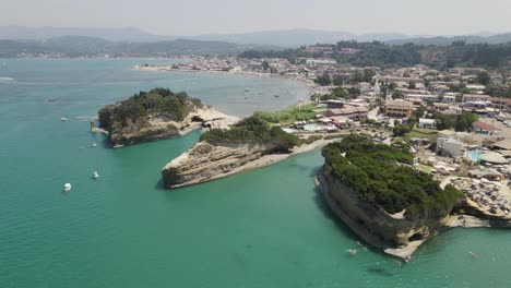 Costa-Escénica-De-Sidari,-Agua-Esmeralda-Con-Formaciones-Rocosas,-Isla-De-Corfú,-órbita-Aérea