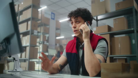 empleado del almacén al teléfono.