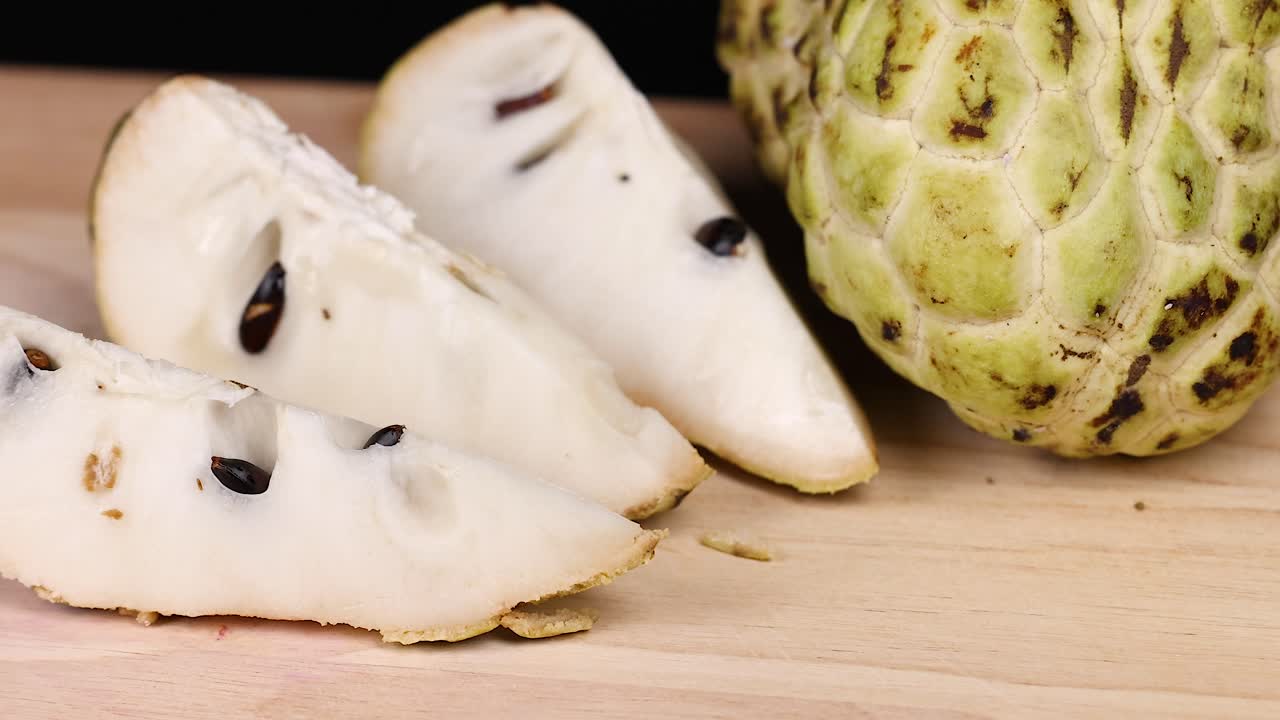 rebanadas de manzana de crema expuestas en una tabla de madera