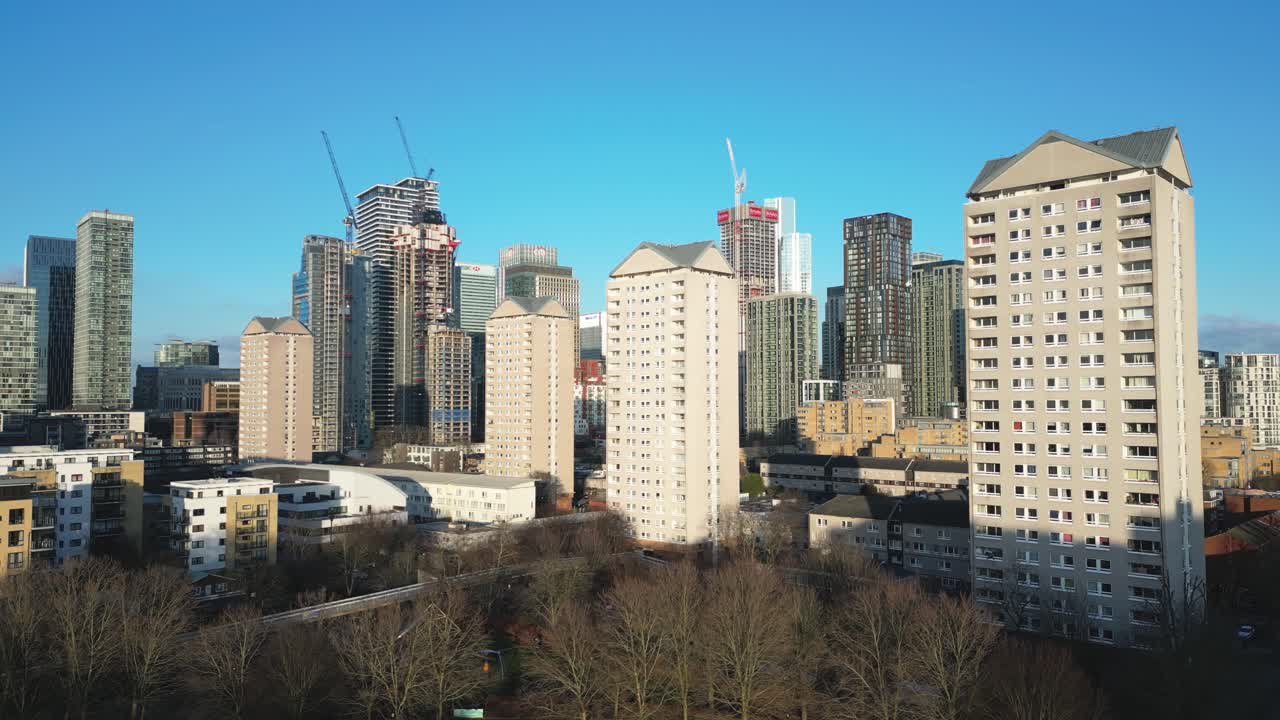 동부 런던 의 캐나리 워프 에서 푸른 하늘 을 배경 으로 하늘을  ⁇ 는 건물 들