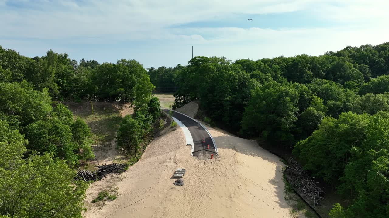 avión volando sobre un proyecto de desarrollo