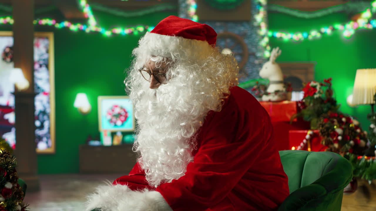 산타클로스가 편지를 읽는 것