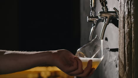 vertiendo cerveza