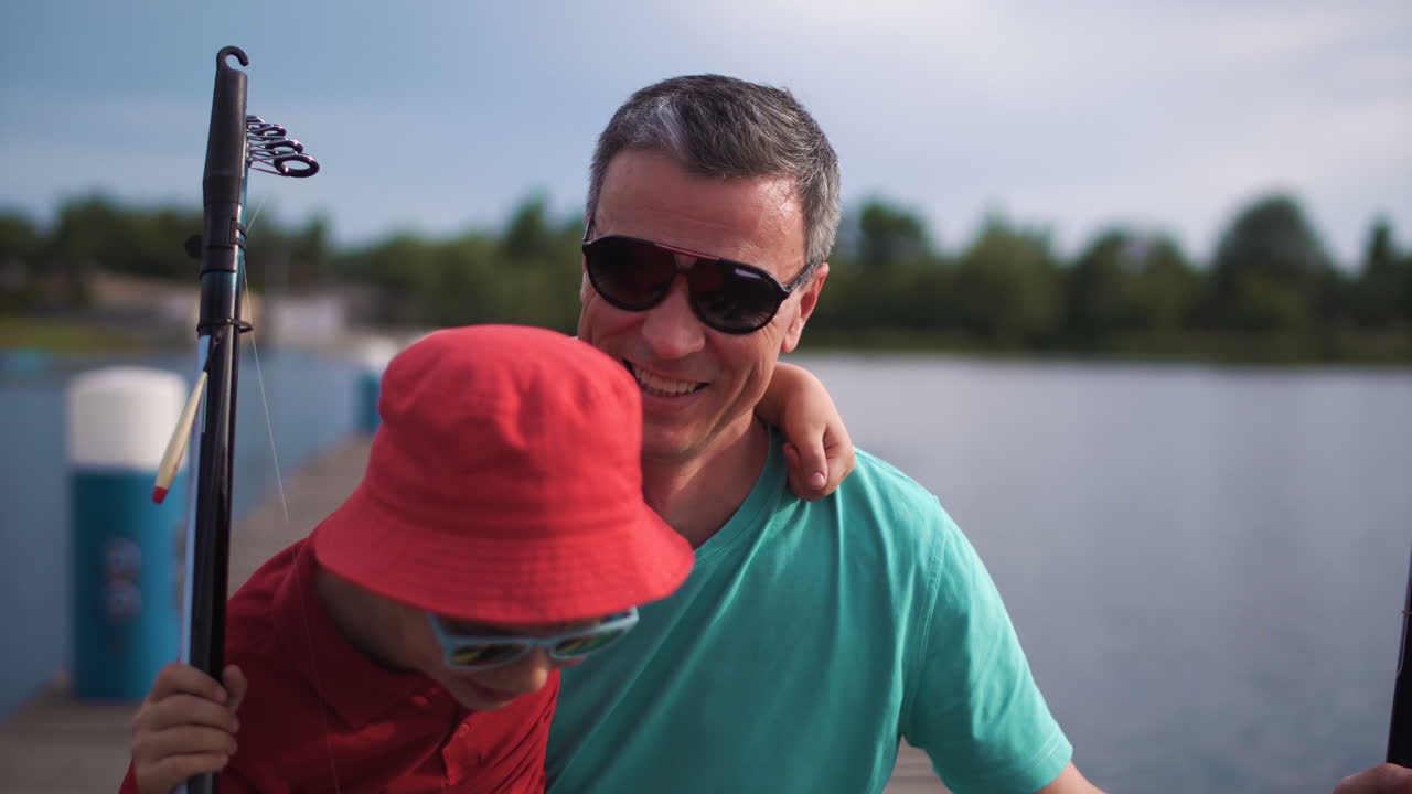 Отец и сын ловят рыбу.