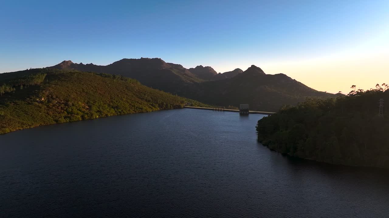 Encoro de Santa Uxia - Diga di Santa Uxia tra le montagne all'alba in Spagna - ripresa aerea
